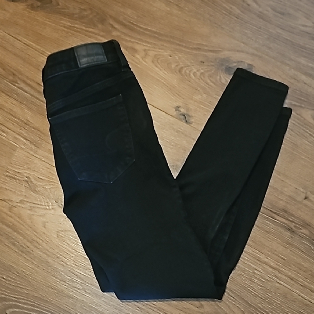 Sleek Black Skinny Jeans with Modern Fit